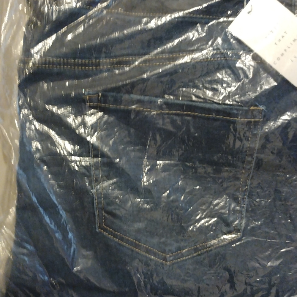 Brand new Ashley Stewart booty cut jeans DK Rinse/32